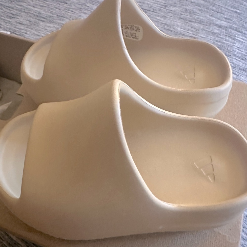 Yeezy slide “Desert Sand” size 8K